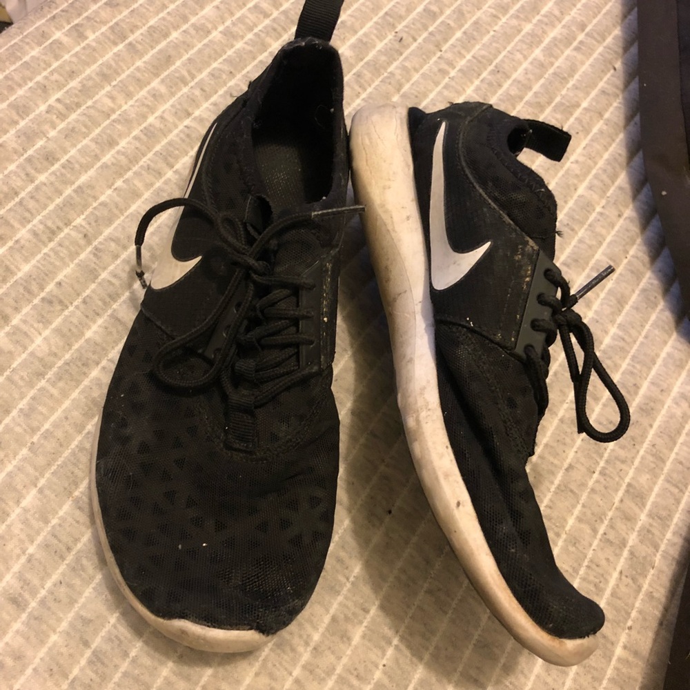 Women’s NIKE tennis shoes